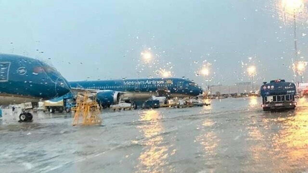 10 sân bay phải đóng cửa do ảnh hưởng của bão số 4 Noru MINH HẠNH